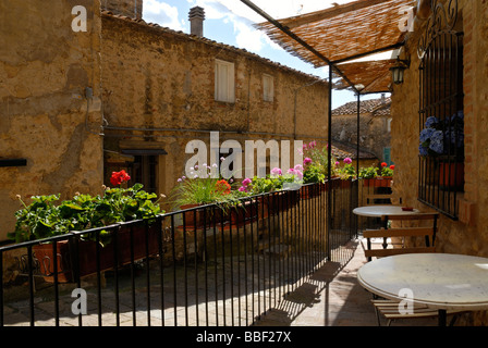 Toscane (Toscana) Italie - pots de fleurs accroché sur un garde-corps métallique avec une vue sur la ville médiévale Casale Marittimo. Banque D'Images