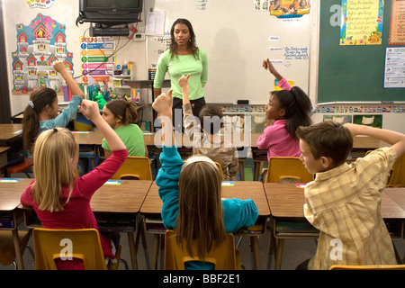 Plusieurs enseignants inter ethniques raciales diversifiées la diversité raciale interracial multiculturelles 8-10 ans les mains de relance de leçon Retour Myrleen Banque D'Images