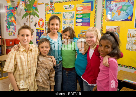 L'école de filles de garçons de la diversité multiculturelle de la classe la diversité raciale interracial à la camera kids groupe permanent 8-9 an eye contacts France Myrleen Banque D'Images