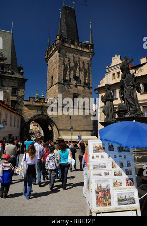 Les touristes sur le Pont Charles, marchands de souvenirs, Prague Banque D'Images