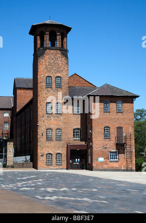 Silk Mill Museum et pont sur la rivière Derwent Derby Derbyshire Banque D'Images