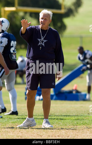 L'entraîneur Bill Parcells NFL parle à un joueur au camp d'entraînement Dallas Cowboys à Oxnard en Californie. © Craig M. Eisenberg Banque D'Images
