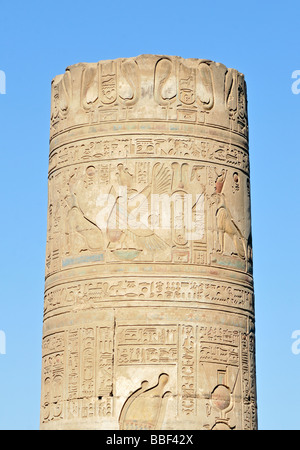 Close up de pilier au parvis du Temple Romain ruiné de Sobek et Haroeris à Kom Ombo Égypte Banque D'Images