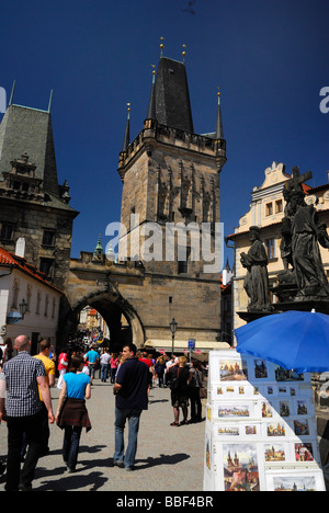 Quelques touristes sur le Pont Charles, Prague, stands de souvenirs Banque D'Images