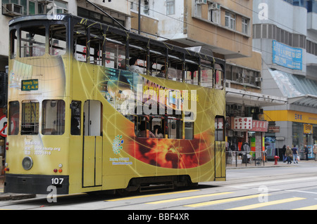 Tramway à impériale avec la publicité dans le centre-ville de Hong Kong Banque D'Images