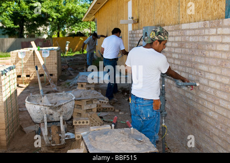Les travailleurs hispaniques une nouvelle maison en brique à Oklahoma City, Oklahoma, USA. Banque D'Images