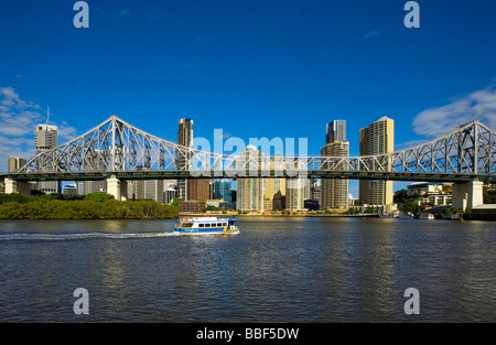 L'Australie, Queensland, Brisbane. Centre-ville Ferry va sous le pont Story Bridge avec toits de Brisbane Banque D'Images