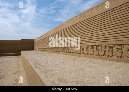 Bas relief sculpté dans les murs de boue de chan chan, dans la région péruvienne de la libertad, près de Trujillo. Banque D'Images