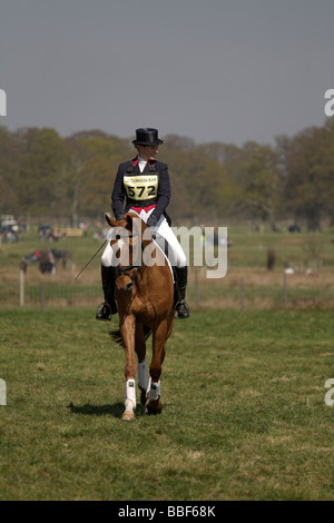 Zara Phillips Powderham Castle concours complet 2009 Jour 2 à Powderham Castle horse competition 2009 Jour 2 Banque D'Images