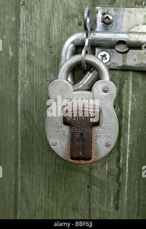 Le cadenas d'une porte en bois fixant une porte Banque D'Images