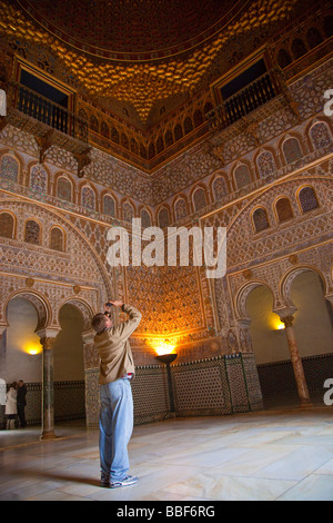 L'intérieur tourisme Salon de los Embajadores à Alcazar de Séville Espagne Banque D'Images