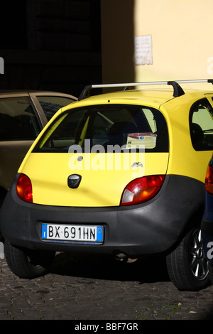 Une Ford Ka garé dans une rue de Rome. Banque D'Images