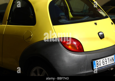 Une Ford Ka garé dans une rue de Rome. Banque D'Images