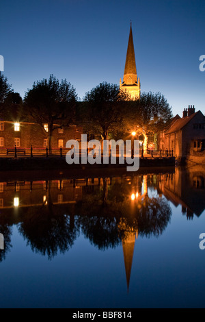 La réflexion de St Helen's clocher d'église et de Saint Helen's Wharf sur la Tamise au crépuscule d'Abingdon Oxfordshire, UK Banque D'Images