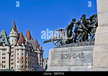 Monument commémoratif de guerre avec Chateau Laurier Ottawa (Ontario) Canada Banque D'Images