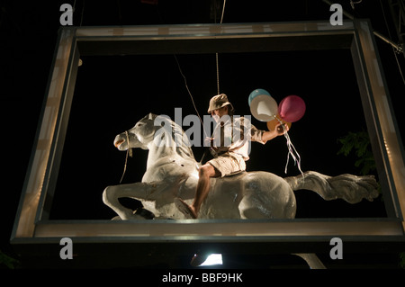 En costume d'acteur au cours de l'événement nuit blanche dans le cadre des célébrations du centenaire de Tel Aviv. Israël Banque D'Images