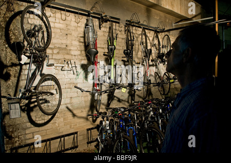 Zone piétonne se trouve à côté de stationnement de vélos à Tel Aviv, Israël Banque D'Images