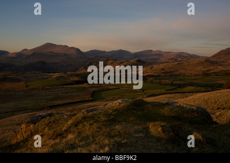 Soft soleil brille sur les terres agricoles autour du vieil homme de Coniston dans le Lake District. Banque D'Images