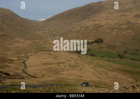 Avis de Wrynose Pass, Cumbria au printemps à la recherche de l'ouest vers l'Est. Banque D'Images