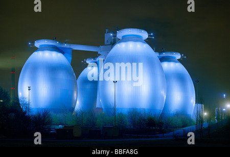 La digestion tours de l'usine de clarification à Bottrop Ruhr floodlited Faultürme la nuit des Bottroper Klärwerk nachts Banque D'Images