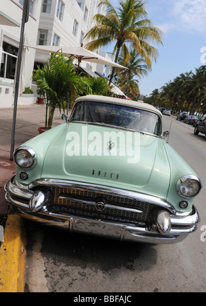 1950 Buick sur Ocean Drive, l'Art Déco de Miami, Florida, US Banque D'Images