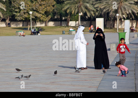 Famille musulmane dans un parc à Doha Qatar Banque D'Images