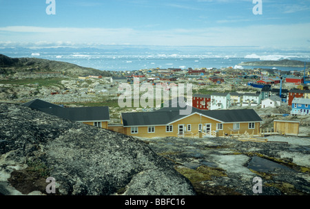 Vue sur la ville (Ilulissan Jakobshaven) et la baie de Disko, à l'ouest du Groenland Banque D'Images