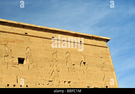 Détail de Premier pylône du Temple d'Isis sur l'île de Philae près du lac Nasser Egypte Assouan Banque D'Images