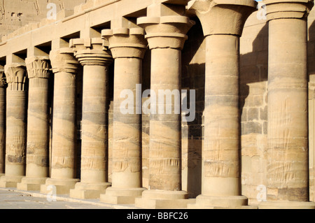 Colonnade de l'Est au Temple d'Isis sur l'île de Philae près du lac Nasser Egypte Assouan Banque D'Images