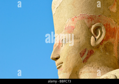 Détail de la Statue de la reine Hatshepsout Osirienne au temple funéraire à Deir el Bahri, près de Louxor en Égypte Banque D'Images