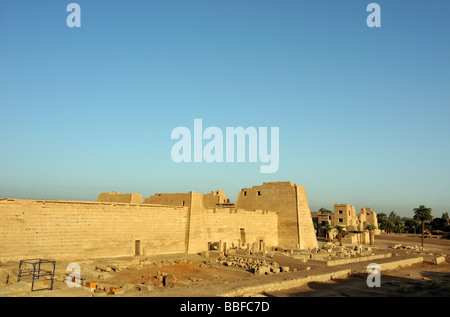 Temple funéraire de Ramsès III à Médinet Habou sur la rive ouest de Louxor en Égypte Banque D'Images