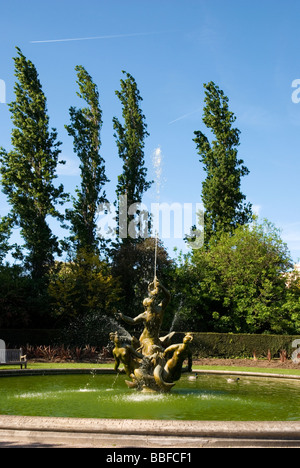 Fontaine dans la Queen Mary's Gardens, le Regent's Park Londres Angleterre Royaume-uni Banque D'Images