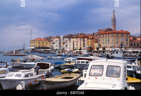 La Ville et le port de Pula, Croatie Banque D'Images