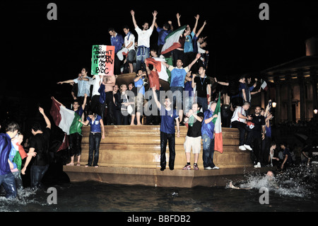 L'Italie a gagné la coupe du monde de football finale contre la France en juillet 2006 Italiens fans réagissent à la victoire à Trafalgar Square Banque D'Images