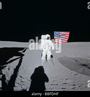 L'astronaute de la NASA holding drapeau sur la Lune photographiée par l'équipage d'Apollo Banque D'Images