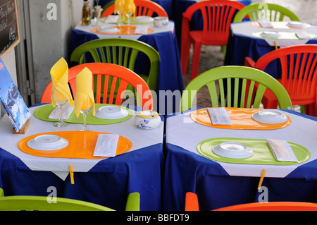 Tables et chaises colorées en plein air dans le restaurant de poisson Lagos Algarve Portugal Banque D'Images