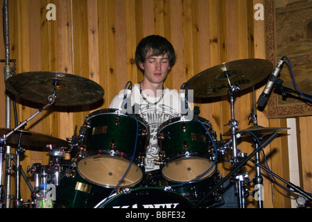 Le batteur en action sur scène pendant le cancer avec la musique 2009 vivre au Bonar Hall à Dundee, Royaume-Uni Banque D'Images