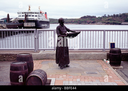 Statue sur le mur de quai ferry Stornoway avec en arrière-plan Banque D'Images