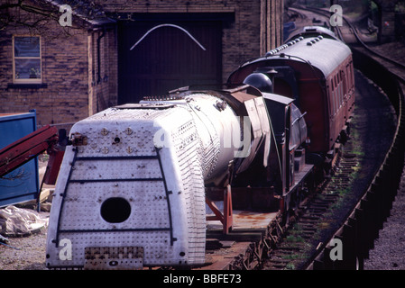 Vieux train roulant dans une cour Banque D'Images