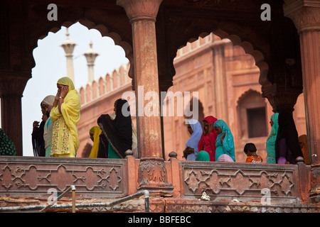 Les femmes priaient à la mosquée Jama Masjid ou vendredi à Delhi Inde Banque D'Images