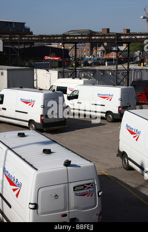 Network Rail cars dans une gare de triage. Banque D'Images