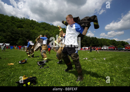 Un pompier participe à un 'Midnight forage Alarme de protection sur obtenir aussi rapidement que possible au cours de la concurrence Banque D'Images