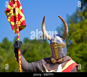 Chevalier de la reconstitution médiévale au tournoi de joutes Banque D'Images