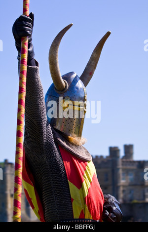 Chevalier de la reconstitution médiévale au tournoi de joutes Banque D'Images