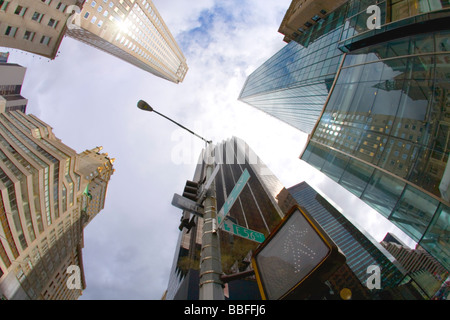 Les plaques de rue et gratte-ciel de Manhattan New York City NY NYC USA United States of America North Banque D'Images