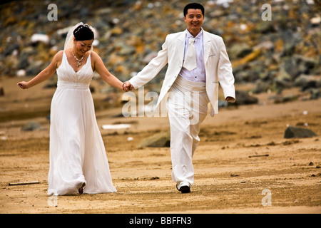 La Chine, l'île de Zhoushan Province Zejiang, mariage couple. Banque D'Images