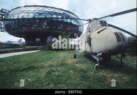 Hélicoptère militaire exposés devant le musée aéronautique à l'aéroport Nikola Tesla, Belgrade, Serbie Banque D'Images
