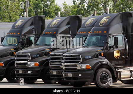 Rangée de UPS livraison van transport camion logo société expédiant United postal Service aux États-Unis États-Unis US Daily Life Lifestyle Hi-RES Banque D'Images