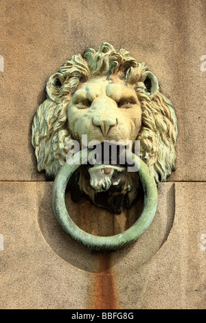 Tête de Lion en bronze Anneau d'amarrage sur la Tamise Victoria Embankment Banque D'Images