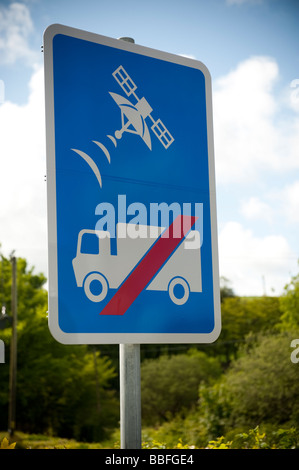 Sat Nav pas d'entrée pour les camions poids lourds et de camions signe sur une voie rurale - les conducteurs d'avertissement d'ignorer et de ne pas utiliser un gps cette route étroite Banque D'Images